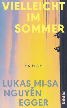Das Buchcover zeigt eine farbenfrohe und warme Sommerlandschaft mit einem sanft verlaufenden Himmel in Gelb- und Blautönen. Zwei Silhouetten von Personen sind am unteren Rand des Covers zu sehen, die am Wasser entlanggehen. Der Titel „VIELLEICHT IM SOMMER“ ist in großer, auffälliger Schrift in Gelb gehalten, während der Zusatz „Roman“ klein und unauffällig in Schwarz darunter steht. Der Autorenname „LUKAS MI-SA NGUYÊN EGGER“ erscheint ebenfalls in großer, gelber Schrift.