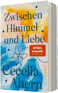 Das Buchcover zeigt eine abstrakte Malerei in kräftigen Gelb-, Orange- und Blautönen mit Pinselstrukturen; großer, dunkelblauer Serifentitel „Zwischen Himmel und Liebe“ oben, Autorenname „Cecelia Ahern“ groß unten, dazwischen ein feiner, skizzenhafter Schmetterling; rechts ein roter quadratischer Button mit weißer Aufschrift „SPIEGEL Bestseller“ und kleiner Zusatztext „Jetzt als Taschenbuch“. Sachliche, warme Stimmung.