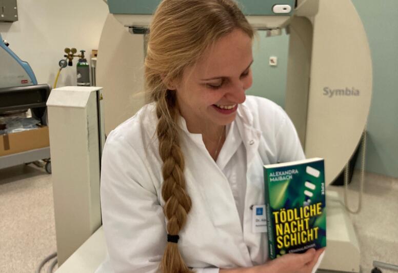 Alexandra Maibach mit ihrem Buch „Tödliche Nachtschicht“