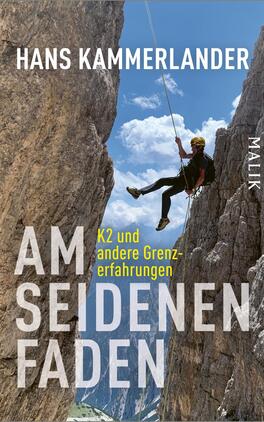 Das Buchcover zeigt eine Person beim Abseilen zwischen steilen, bräunlich-grauen Felswänden vor strahlend blauem Himmel mit weißen Wolken. Oben steht der Autorenname „Hans Kammerlander“ in weißen Großbuchstaben; der Titel „AM SEIDENEN FADEN“ dominiert großflächig in weißer, fetter, serifenloser Schrift; die gelbe Unterzeile „K2 und andere Grenzerfahrungen“ ist kleiner. Der Kletterer trägt einen gelben Helm, Gurt und ein Seil, die Szene wirkt spannungsreich und luftig.