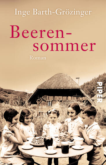 Das Buchcover zeigt eine nostalgische, sepiafarbene Illustration mit sechs Kindern, die um einen Tisch mit einem Kuchen sitzen. Hinter ihnen ist ein ländliches Szenario mit einem reetgedeckten Haus und sanften Hügeln zu sehen. Der Titel „Beeren-sommer“ hebt sich in kräftigem Rot vom Hintergrund ab, während der Untertitel „Roman“ in schlichter Schrift darunter platziert ist. Oben steht der Name der Autorin Inge Barth-Gröninger.