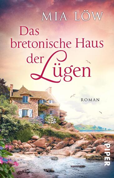 Das Buchcover zeigt ein malerisches bretonisches Haus an der Küste, umgeben von Felsen und grüner Vegetation. Der Himmel ist in sanften Rosa- und Lilatönen gehalten, während das Meer in einem ruhigen Blau erstrahlt. Der Titel „Das bretonische Haus der Lügen“ ist in einer eleganten, geschwungenen Schrift in einem warmen Rotton platziert. Der Autorenname „Mia Löw“ steht in einer schlicht gestalteten Schriftart am oberen Rand. Unten rechts ist das Verlagslogo „PIPER“ zu sehen.