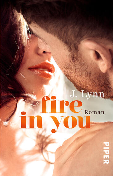 Das Buchcover zeigt ein emotionales Moment zwischen zwei Personen, deren Gesichter sich nahekommen. Die Farben sind warm und weich, dominierend sind Rottöne und sanfte Hauttöne. Der Titel „fire in you“ ist in auffälliger, fettgedruckter, orangefarbener Schrift untergebracht, während der Name der Autorin „J. Lynn“ in einer schlichteren Schriftart erscheint. Unten rechts steht der Verlag „PIPER“ in kleinerer Schrift. Die Atmosphäre des Covers vermittelt Intimität und Leidenschaft.