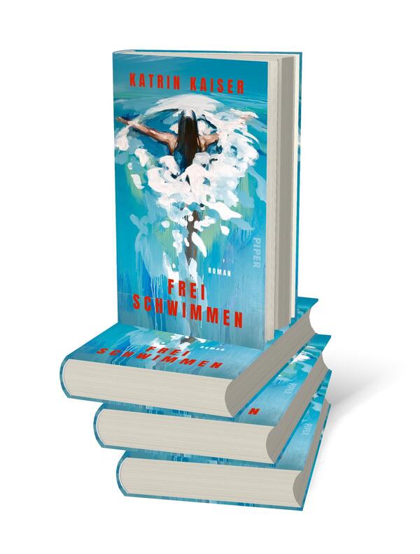 Bücherstapel des Buches „Frei schwimmen“