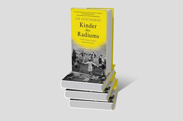 Bücherstapel des Buches „Kinder des Radiums“