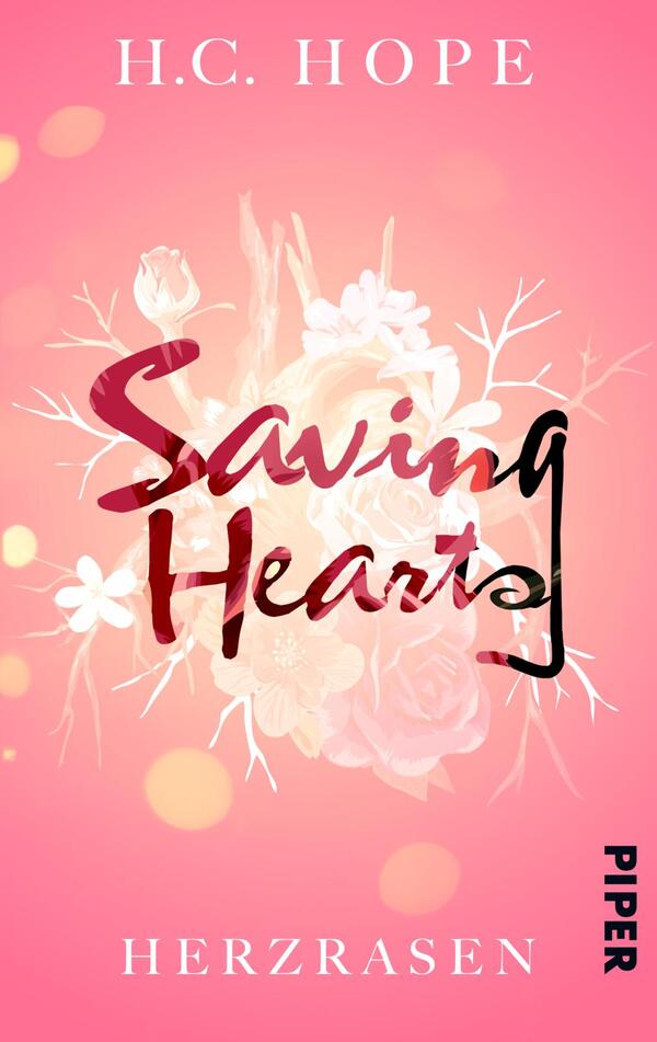 Das Buchcover zeigt einen sanften, pinken Hintergrund, der eine fröhliche und verspielte Atmosphäre ausstrahlt. In der Mitte steht der Titel „Saving Hearts“ in einer modernen, geschwungenen Schrift, wobei die Buchstaben teilweise in einem lebendigen Rot hervorgehoben sind. Unter dem Titel ist der Zusatz „HERZRASEN“ in einer schlichten, klaren Schrift platziert. Im Hintergrund sind zarte Blumenillustrationen und andere grafische Elemente erkennbar, die die romantische Stimmung unterstreichen. Oben ist der Name der Autorin H.C. HOPE in einer eleganten Schriftart abgedruckt.