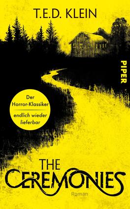 Das Buchcover zeigt einen düsteren Wald mit einem einsamen, schemenhaften Haus, umgeben von hohen Tannen. Eine kurvenreiche, dunkle Straße führt zum Haus und verstärkt die geheimnisvolle Stimmung. Die Farbpalette besteht hauptsächlich aus kräftigem Gelb und Schwarz. Der Titel „THE CEREMONIES“ ist in geschwungener Schrift am unteren Rand platziert, während der Autor „T.E.D. KLEIN“ oben in klarer, schwarzer Typografie steht. Ein runder, gelber Button trägt den Text „Der Horror-Klassiker endlich wieder lieferbar“.