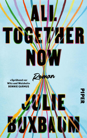 Das Buchcover zeigt einen hellblauen Hintergrund mit dem großen, schwarz konturierten Titel „ALL TOGETHER NOW“ in drei Zeilen, darüber und darunter verlaufen viele farbige, geschwungene Linien, die sich in der Mitte bündeln. Mittig leicht überlappt steht das Wort „Roman“ in schwarzer, handschriftlicher Typografie. Unten großer Autorenname „JULIE BUXBAUM“ in gleicher Schrift wie der Titel. Links ein kurzes Zitat von Bonnie Garmus. Verlagslogo nicht beschrieben.