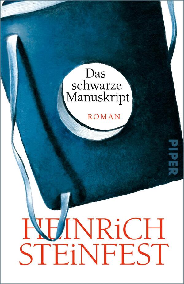 Das Buchcover zeigt eine dunkelblau-türkis schattierte Umhängetasche mit herabhängendem Riemen; auf der Tasche ein weißer, runder Aufkleber mit dem Titel „Das schwarze Manuskript“ und dem roten Wort „ROMAN“. Unten großer, orange-roter Serifen-Schriftzug mit dem Autorennamen „Heinrich Steinfest“. Die Bildkomposition wirkt reduziert und geheimnisvoll, mit kontrastreichem Farbspiel aus tiefem Blau, Weiß und warmem Rot.