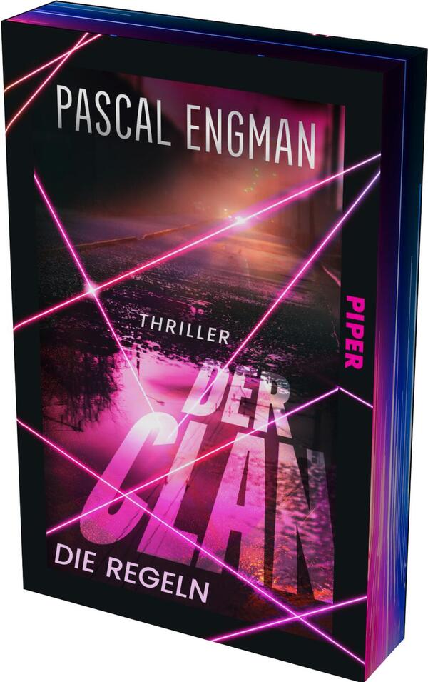 Das Buchcover zeigt eine nächtliche, feucht reflektierende Straße oder Gewässer unter dramatischem Licht, überzogen von kreuzenden neonpinken Laserlinien. Oben steht der Autorenname „PASCAL ENGMAN“ in schlanker, hoher Großbuchstaben‑Type, mittig klein „THRILLER“, groß und blockig der Titel „DER CLAN“ in kräftigem Magenta‑Weiß, unten die Unterzeile „DIE REGELN“. Farbpalette: Schwarz, Dunkelviolett und leuchtendes Pink; düstere, spannungsgeladene Atmosphäre.