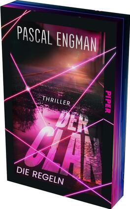 Das Buchcover zeigt eine nächtliche, feucht reflektierende Straße oder Gewässer unter dramatischem Licht, überzogen von kreuzenden neonpinken Laserlinien. Oben steht der Autorenname „PASCAL ENGMAN“ in schlanker, hoher Großbuchstaben‑Type, mittig klein „THRILLER“, groß und blockig der Titel „DER CLAN“ in kräftigem Magenta‑Weiß, unten die Unterzeile „DIE REGELN“. Farbpalette: Schwarz, Dunkelviolett und leuchtendes Pink; düstere, spannungsgeladene Atmosphäre.