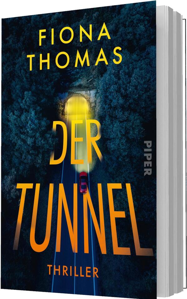 Das Buchcover zeigt eine nächtliche Vogelperspektive auf einen dunklen Nadelwald, durch den eine Straße in einen hell-geleuchteten Tunnel führt. Vor dem Tunneleingang ein kleines rotes Auto. Farbkontrast aus tiefem Blaugrün des Waldes und grellem Gelb des Lichts; der Titel „DER TUNNEL“ steht groß in orange-gelb, schlanke Großbuchstaben, der Autorenname Fiona Thomas oben in gelben Großbuchstaben, unten klein „THRILLER“ in Orange.