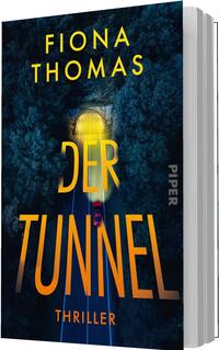 Das Buchcover zeigt eine nächtliche Vogelperspektive auf einen dunklen Nadelwald, durch den eine Straße in einen hell-geleuchteten Tunnel führt. Vor dem Tunneleingang ein kleines rotes Auto. Farbkontrast aus tiefem Blaugrün des Waldes und grellem Gelb des Lichts; der Titel „DER TUNNEL“ steht groß in orange-gelb, schlanke Großbuchstaben, der Autorenname Fiona Thomas oben in gelben Großbuchstaben, unten klein „THRILLER“ in Orange.