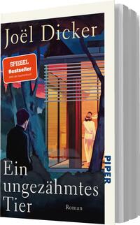Das Buchcover zeigt eine stilisierte Illustration eines modernen Hauses mit großen Fenstern, durch die warmes Licht strömt. In der linken Bildhälfte steht eine Figur in schwarzer Kleidung, die die andere Figur in einem weißen Kleid anblickt, die vor dem Fenster steht. Der Hintergrund ist in dunklen Blau- und Grüntönen gehalten, was eine geheimnisvolle Atmosphäre erzeugt. Oben links befindet sich ein rotes Rechteck mit dem Text „SPIEGEL Bestseller“. Der Titel „Ein ungezähmtes Tier“ und der Autor „Joël Dicker“ sind in eleganter, goldfarbener Schrift aufgebracht. Unten rechts steht der Verlagsname „PIPER“.
