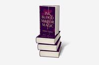Bücherstapel des Buches „Ink Blood Mirror Magic“