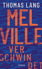 Das Buchcover zeigt einen dynamischen, blauen Hintergrund mit einem wellenartigen Muster. In der Mitte steht der Titel „MELVILLE“ in großen, orangefarbenen Buchstaben, gefolgt von dem Wort „VERSCHWINDET“ in einer schmaleren Schriftart, ebenfalls in Orange. Der Name des Autors, Thomas Lang, ist in kleinerer Schriftgröße am oberen Rand platziert. Am unteren Rand wird das Wort „Roman“ in Weiß aufgeführt. Die Farbkontraste und die Schriftarten verleihen dem Cover eine moderne und auffallende Atmosphäre.