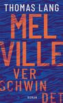Das Buchcover zeigt einen dynamischen, blauen Hintergrund mit einem wellenartigen Muster. In der Mitte steht der Titel „MELVILLE“ in großen, orangefarbenen Buchstaben, gefolgt von dem Wort „VERSCHWINDET“ in einer schmaleren Schriftart, ebenfalls in Orange. Der Name des Autors, Thomas Lang, ist in kleinerer Schriftgröße am oberen Rand platziert. Am unteren Rand wird das Wort „Roman“ in Weiß aufgeführt. Die Farbkontraste und die Schriftarten verleihen dem Cover eine moderne und auffallende Atmosphäre.