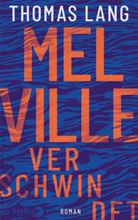 Das Buchcover zeigt einen dynamischen, blauen Hintergrund mit einem wellenartigen Muster. In der Mitte steht der Titel „MELVILLE“ in großen, orangefarbenen Buchstaben, gefolgt von dem Wort „VERSCHWINDET“ in einer schmaleren Schriftart, ebenfalls in Orange. Der Name des Autors, Thomas Lang, ist in kleinerer Schriftgröße am oberen Rand platziert. Am unteren Rand wird das Wort „Roman“ in Weiß aufgeführt. Die Farbkontraste und die Schriftarten verleihen dem Cover eine moderne und auffallende Atmosphäre.