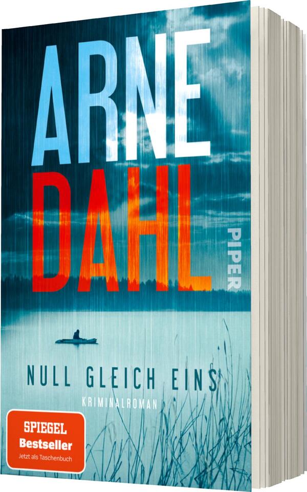 Das Buchcover zeigt eine düstere Landschaft mit einem seeartigen Gewässer, das von hohen, schilfartigen Pflanzen umgeben ist. Der Himmel ist bewölkt und in verschiedenen Blautönen gehalten, während ein einzelnes Boot im Wasser schwimmt. Der Titel „NULL GLEICH EINS“ ist in markanten, orangen Buchstaben in der unteren Hälfte platziert. Darüber steht der Autor „ARNE DAHL“ in großen, blauen Lettern. Rechts oben ist die Angabe „PIPER“ zu sehen. Zudem befindet sich ein rotes Kästchen mit dem Text „SPIEGEL Bestseller – Jetzt als Taschenbuch“ im unteren Bereich des Covers.