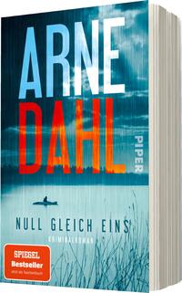Das Buchcover zeigt eine düstere Landschaft mit einem seeartigen Gewässer, das von hohen, schilfartigen Pflanzen umgeben ist. Der Himmel ist bewölkt und in verschiedenen Blautönen gehalten, während ein einzelnes Boot im Wasser schwimmt. Der Titel „NULL GLEICH EINS“ ist in markanten, orangen Buchstaben in der unteren Hälfte platziert. Darüber steht der Autor „ARNE DAHL“ in großen, blauen Lettern. Rechts oben ist die Angabe „PIPER“ zu sehen. Zudem befindet sich ein rotes Kästchen mit dem Text „SPIEGEL Bestseller – Jetzt als Taschenbuch“ im unteren Bereich des Covers.