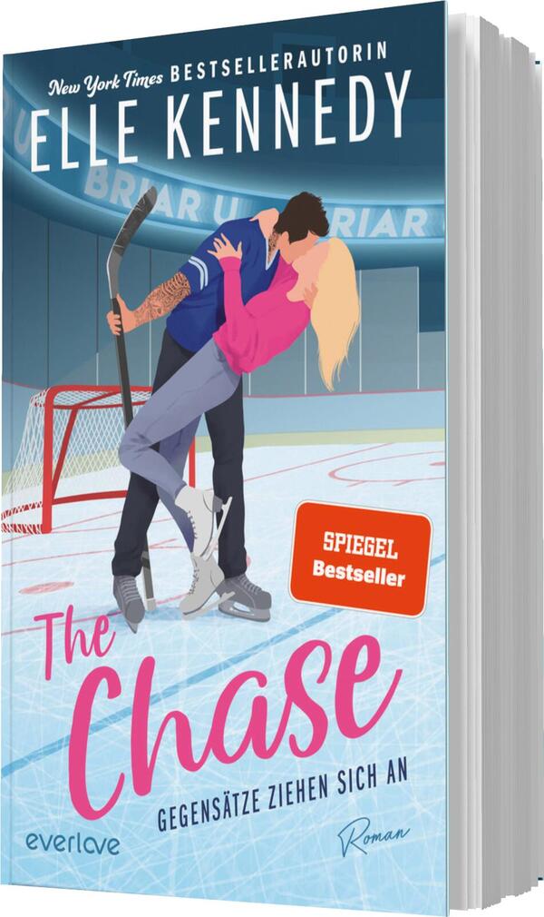 Das Buchcover zeigt in einem hellen, freundlichen Farbschema einen männlichen Eishockeyspieler mit einem Schläger und einer weiblichen Figur in einem sportlichen Outfit. Die beiden stehen auf einer Eisfläche, wobei die Frau den Mann umarmt. Der Titel „The Chase“ erscheint in auffälligen, pinken Buchstaben, unterlegt von dem Zusatz „Gegensätze ziehen sich an“ in schlichter Schrift. Oben wird der Name der Autorin, „Elle Kennedy“, sowie der Hinweis „SPIEGEL Bestseller“ auf leuchtendem Orange hervorgehoben.