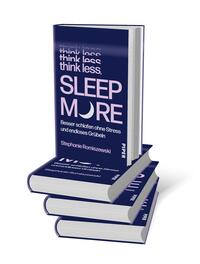 Bücherstapel des Buches „Think Less, Sleep More“