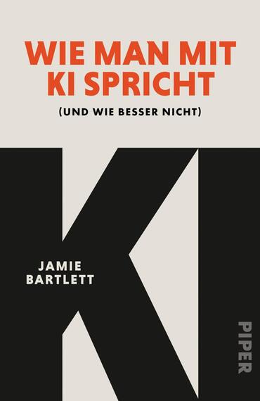 Das Buchcover zeigt einen hellbeigen Hintergrund, oben die in kräftigem Orange gesetzte Großtitelzeile „WIE MAN MIT KI SPRICHT“, darunter in schwarzer Klammer der Untertitel „(UND WIE BESSER NICHT)“. Die Bildmitte wird von großformatigen schwarzen Buchstaben K und I dominiert; auf der schwarzen Fläche steht der Autorenname Jamie Bartlett in weißer Versalschrift. Die Gestaltung wirkt minimalistisch, klar und sachlich mit kontrastreicher, moderner Typografie.