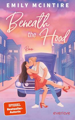 Das Buchcover zeigt ein romantisches Paar, das sich vor einem Auto im Vordergrund küsst. Die Frau trägt ein rotes Kleid, der Mann ein weißes Shirt und Jeans. Im Hintergrund sind stilisierte, pastel-blaue Häuser und eine Abenddämmerung sichtbar, die eine verträumte Atmosphäre schafft. Der Titel „Beneath the Hood“ ist in verspielter Schriftart oben platziert, während der Verweis auf die Autorin Emily McIntire und das Wort „Roman“ darunter stehen. Ein roter Button weist auf „SPIEGEL Bestseller-Autorin“ hin.