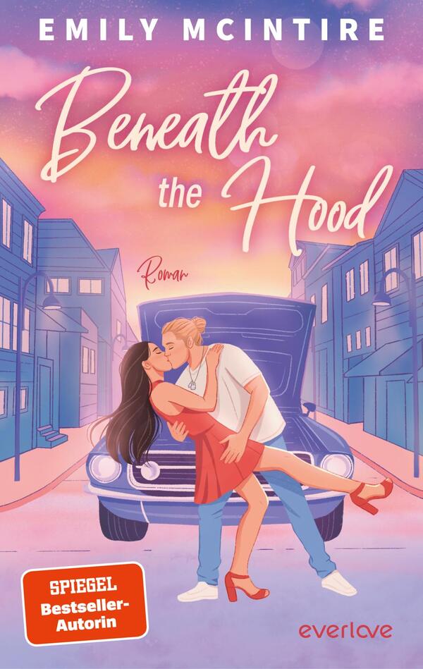 Das Buchcover zeigt ein romantisches Paar, das sich vor einem Auto im Vordergrund küsst. Die Frau trägt ein rotes Kleid, der Mann ein weißes Shirt und Jeans. Im Hintergrund sind stilisierte, pastel-blaue Häuser und eine Abenddämmerung sichtbar, die eine verträumte Atmosphäre schafft. Der Titel „Beneath the Hood“ ist in verspielter Schriftart oben platziert, während der Verweis auf die Autorin Emily McIntire und das Wort „Roman“ darunter stehen. Ein roter Button weist auf „SPIEGEL Bestseller-Autorin“ hin.