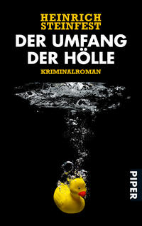 Das Buchcover zeigt einen schwarzen Hintergrund mit einer dynamischen Wasseroberfläche, aus der ein gelbes Quietscheentchen aufsteigt. Über dem Entchen ist der Titel „DER UMFANG DER HÖLLE“ in großen weißen Schriftarten platziert, während der Autorenname „HEINRICH STEINFEST“ in gelber Schrift oberhalb des Titels steht. Am unteren Rand ist der Hinweis „KRIMINALROMAN“ in kleinerer Schrift zu sehen. Das Verlagslogo befindet sich in der rechten unteren Ecke. Die Atmosphäre wirkt geheimnisvoll und spannend.