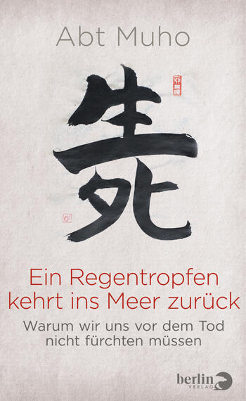 Das Buchcover zeigt eine minimalistische Gestaltung in sanften Grautönen mit einem zentralen, künstlerischen Schriftzeichen in Schwarz, das den Eindruck von Tiefe und Mystik vermittelt. Der Titel „Ein Regentropfen kehrt ins Meer zurück“ steht in einer klaren, roten Schrift darunter, während der Untertitel in einer schlichteren Schriftart in Schwarz gehalten ist. Oben links ist der Autorennamen „Abt Muho“ in elegantem Schwarz platziert. Die Atmosphäre des Covers vermittelt Ruhe und Nachdenklichkeit.