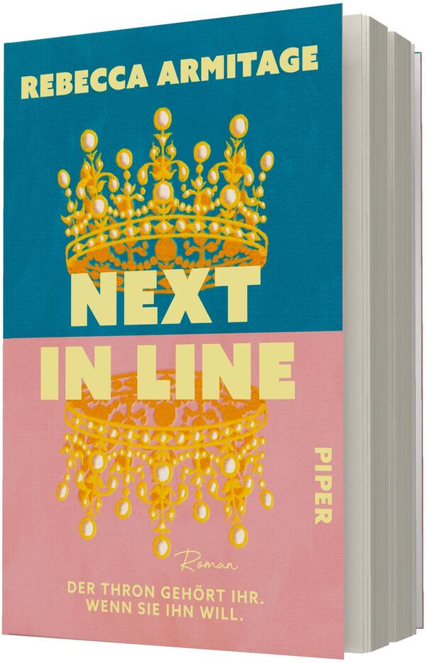Das Buchcover zeigt eine zweigeteilte Gestaltung: oben türkis, unten rosa. Zentral prangt eine goldene, detaillierte Krone, deren Spiegelbild in der unteren Hälfte erscheint. Titel „NEXT IN LINE“ steht in großen, blockigen Gelblettern über beide Farbfelder verteilt. Oben steht der Autorenname „REBECCA ARMITAGE“, unten klein die Genreangabe „Roman“ und der Untertitel „Der Thron gehört ihr, wenn sie ihn will.“ Verlagslogo nicht beschrieben.