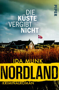 Das Buchcover zeigt eine düstere Küstenlandschaft mit stürmischem blau-grünem Himmel, vereinzelten niedrigen Häusern, einem Dänemark-Fähnchen auf einer Flagge und goldbraunen Strandgräsern im Vordergrund. Oben steht der Titel „Die Küste vergibt nicht“ in weißer Großschrift. Darunter erscheint der Autorenname „Ida Munk“ und ein breiter gelber Balken mit großem schwarzen Schriftzug „NORDLAND“ sowie dem kleinen Hinweis „Kriminalroman“. Atmosphäre: rau, spannungsgeladen.