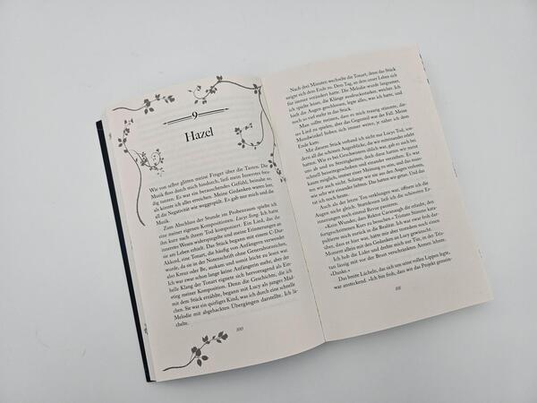 Innenansicht des Buches „Rosefield Academy of Arts – The Secrets We Keep“
