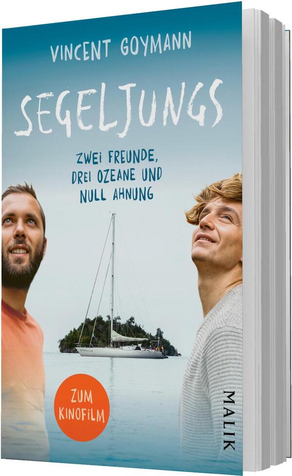 Das Buchcover zeigt zwei junge, oben ohne Männer auf dem Vorschiff einer Segelyacht bei warmem Abendlicht, im Hintergrund offenes Meer und Segelmast. Oben links steht der Autorenname „Vincent Goymann“ in Weiß, großflächig der Titel „SEGEL JUNGS“ in kräftigem Gelb, darunter die schwarze Unterzeile „Zwei Freunde, drei Ozeane und null Ahnung“. Ein gelber Rundbutton enthält die weiße Schrift „5 Jahre, 40.000 Seemeilen und 38 Länder“.