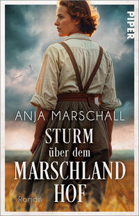 Das Buchcover zeigt eine Frau in zeitgenössischer Arbeitskleidung mit Hosenträgern, halb von hinten, vor einem stürmischen Himmel über einem goldbraunen Feld. Farbpalette: warme Erdtöne und kühle Blau‑Grau‑Wolken. Titel „Sturm über dem Marschlandhof“ in großen weißen Serifenschrift, Autorenname „Anja Marschall“ in schlanker Großbuchstaben‑Sans, unten klein das Wort „Roman“. Atmosphäre: erwartungsvoll, leicht düster.
