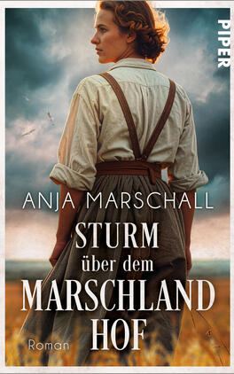 Sturm über dem Marschlandhof Das Buchcover zeigt eine Frau in zeitgenössischer Arbeitskleidung mit Hosenträgern, halb von hinten, vor einem stürmischen Himmel über einem goldbraunen Feld. Farbpalette: warme Erdtöne und kühle Blau‑Grau‑Wolken. Titel „Sturm über dem Marschlandhof“ in großen weißen Serifenschrift, Autorenname „Anja Marschall“ in schlanker Großbuchstaben‑Sans, unten klein das Wort „Roman“. Atmosphäre: erwartungsvoll, leicht düster.