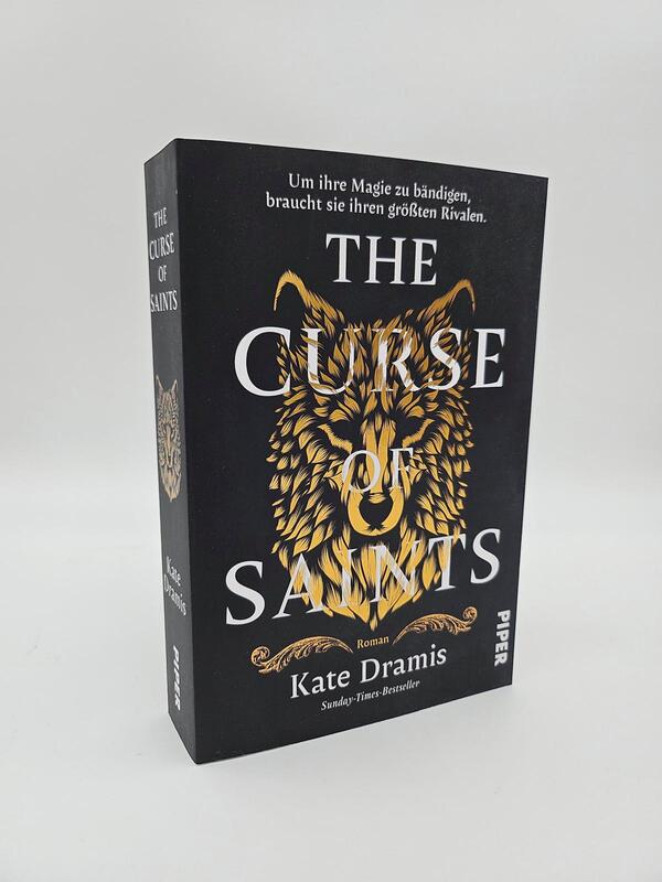 Außenansicht des Buches „The Curse of Saints“