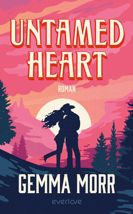Untamed Heart Das Buchcover zeigt eine romantische Silhouette eines umarmenden Paares auf einem Hügel vor untergehender Sonne; dominierende Farben sind Pink, Koralle und Orange mit dunkelblauen Tannen im Vordergrund. Oben steht der Titel „UNTAMED HEART“ in großer, serifenbetonter, hellbeiger Schrift mit rotem Schatten, darunter die Genrebezeichnung „ROMAN“. Unten steht der Autorenname „GEMMA MORR“.