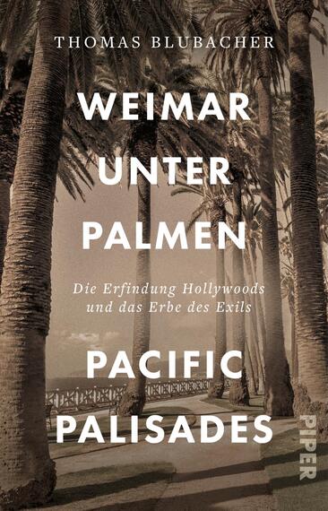Das Buchcover zeigt eine nostalgische Schwarz-Weiß-Darstellung von Palmen, die entlang einer Promenade angeordnet sind. Oben in kräftigem Weiß steht der Titel „WEIMAR UNTER PALMEN“. Darunter befindet sich der Untertitel „Die Erfindung Hollywoods und das Erbe des Exils“ in einer etwas kleineren Schrift. Am unteren Rand ist „PACIFIC PALISADES“ zu lesen. Die Atmosphäre des Covers vermittelt ein Gefühl von Melancholie und Erinnerungen an vergangene Zeiten. Autor Thomas Blubacher wird in einer dezenten Schriftgröße oben auf dem Cover genannt.