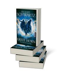 Bücherstapel des Buches „Das Erste Horn“