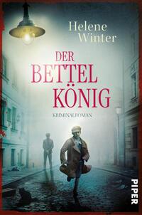 Das Buchcover zeigt eine neblige Straßenansicht, angedeutet durch sanfte Blautöne und mysteriöse Beleuchtung. Im Vordergrund steht ein Mann in einem eleganten, dunklen Mantel, der mit ernstem Blick in die Ferne schaut. Hinter ihm wandert eine schattenhafte Figur. Der Titel „DER BETTELKÖNIG“ ist in auffälligen roten Buchstaben platziert, während „Kriminalroman“ in kleineren, dezenten Buchstaben darunter steht. Oben ist der Name der Autorin „Helene Winter“ in goldener Schrift abgebildet.