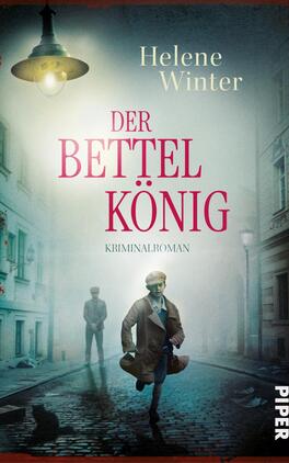 Das Buchcover zeigt eine neblige Straßenansicht, angedeutet durch sanfte Blautöne und mysteriöse Beleuchtung. Im Vordergrund steht ein Mann in einem eleganten, dunklen Mantel, der mit ernstem Blick in die Ferne schaut. Hinter ihm wandert eine schattenhafte Figur. Der Titel „DER BETTELKÖNIG“ ist in auffälligen roten Buchstaben platziert, während „Kriminalroman“ in kleineren, dezenten Buchstaben darunter steht. Oben ist der Name der Autorin „Helene Winter“ in goldener Schrift abgebildet.