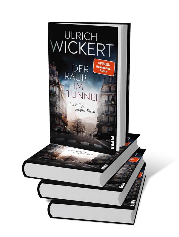 Bücherstapel des Buches „Der Raub im Tunnel“