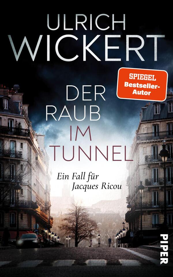 Das Buchcover zeigt eine düstere Stadtlandschaft mit einer leeren Straße, flankiert von hohen Gebäuden, die in Schatten gehüllt sind. Über dem Bild erstreckt sich ein bewölkter Himmel in dunklen Blau- und Grautönen. Im Vordergrund steht der Titel „DER RAUB IM TUNNEL“ in auffälliger, heller Schrift. Darunter ist der Untertitel „Ein Fall für Jacques Ricou“ in kleinerer, minimalistischer Schrift platziert. Oben rechts ist ein orangefarbener Button mit dem Text „SPIEGEL Bestseller-Autor“ sichtbar. Der Name des Autors, Ulrich Wickert, ist prominent oben auf dem Cover zu lesen.
