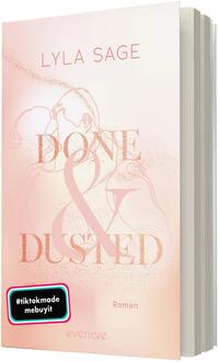 Das Buchcover zeigt einen sanften, cremefarbenen Hintergrund, auf dem der Titel „DONE & DUSTED“ in großen, geschwungenen, roségoldenen Buchstaben platziert ist. Über dem Titel steht der Name der Autorin „LYLA SAGE“ in schlichter Schrift. Am unteren Rand ist das Wort „Roman“ in kleinerer Schrift zu sehen. Eine feine, glitzernde Textur verleiht dem Cover eine elegante Atmosphäre. In der unteren rechten Ecke befindet sich ein schwarzer Button mit dem Text „#tiktokmade mebuyit“.