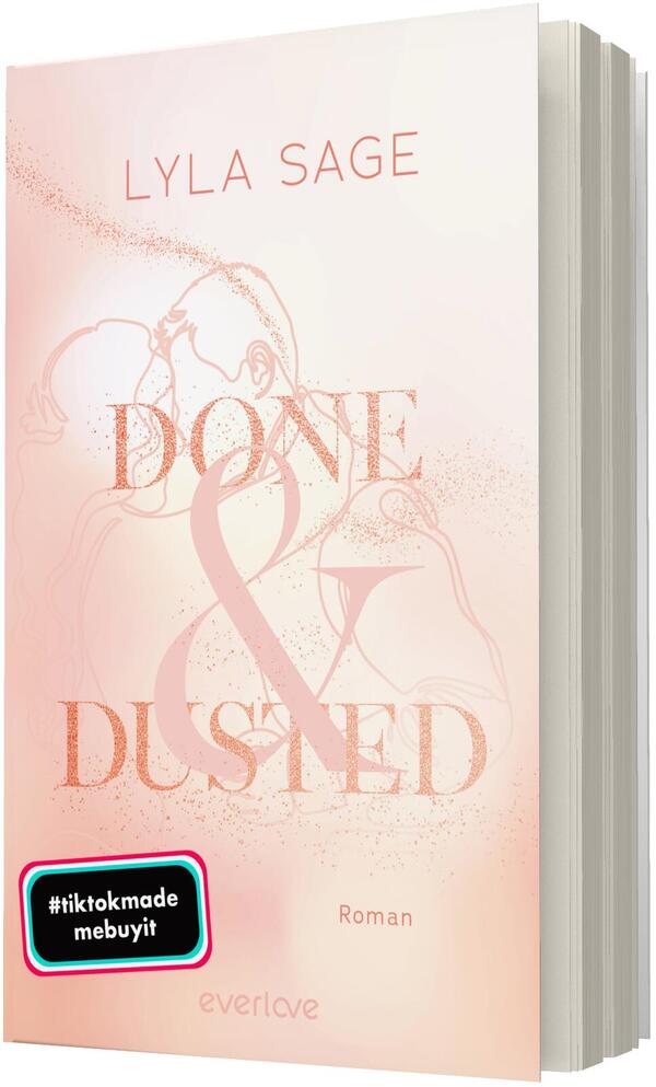 Das Buchcover zeigt einen sanften, cremefarbenen Hintergrund, auf dem der Titel „DONE & DUSTED“ in großen, geschwungenen, roségoldenen Buchstaben platziert ist. Über dem Titel steht der Name der Autorin „LYLA SAGE“ in schlichter Schrift. Am unteren Rand ist das Wort „Roman“ in kleinerer Schrift zu sehen. Eine feine, glitzernde Textur verleiht dem Cover eine elegante Atmosphäre. In der unteren rechten Ecke befindet sich ein schwarzer Button mit dem Text „#tiktokmade mebuyit“.