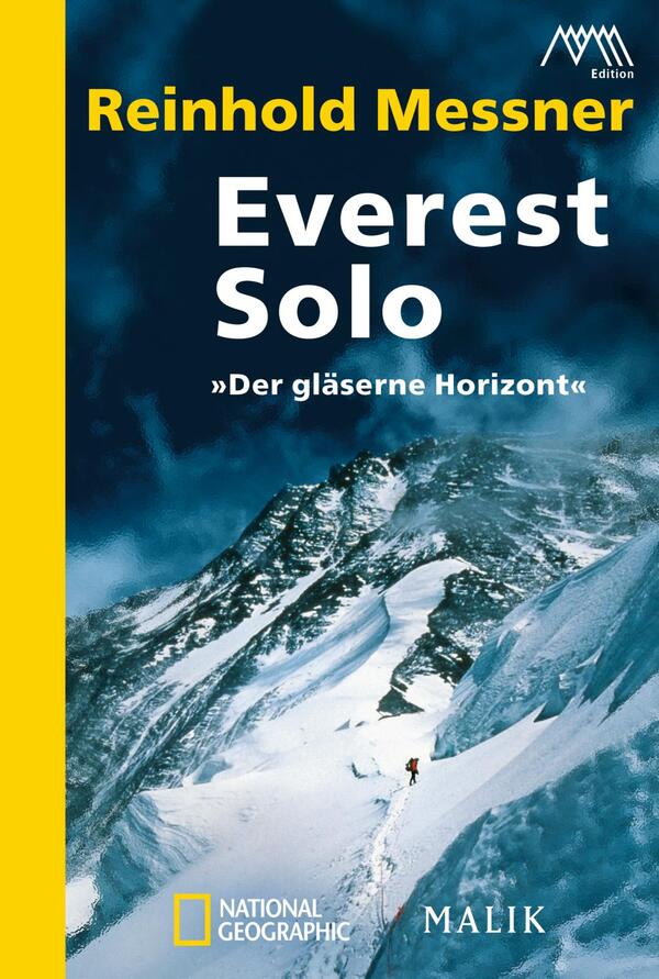 Das Buchcover zeigt eine beeindruckende Berglandschaft des Everest, dominiert von schroffen, gefrorenen Gipfeln und tiefblauem Himmel. Im Vordergrund ist eine einzelne Person zu sehen, die in der verschneiten Umgebung klettert. Der Titel „Everest Solo“ hebt sich in großen, weißen Buchstaben ab, während der Untertitel „Der gläserne Horizont“ in einer etwas kleineren Schrift darunter steht. Oben links ist der Name des Autors „Reinhold Messner“ in gelber Schrift platziert. Die Farbkombination aus Blau, Weiß und Gelb vermittelt eine kühle, majestätische Atmosphäre.
