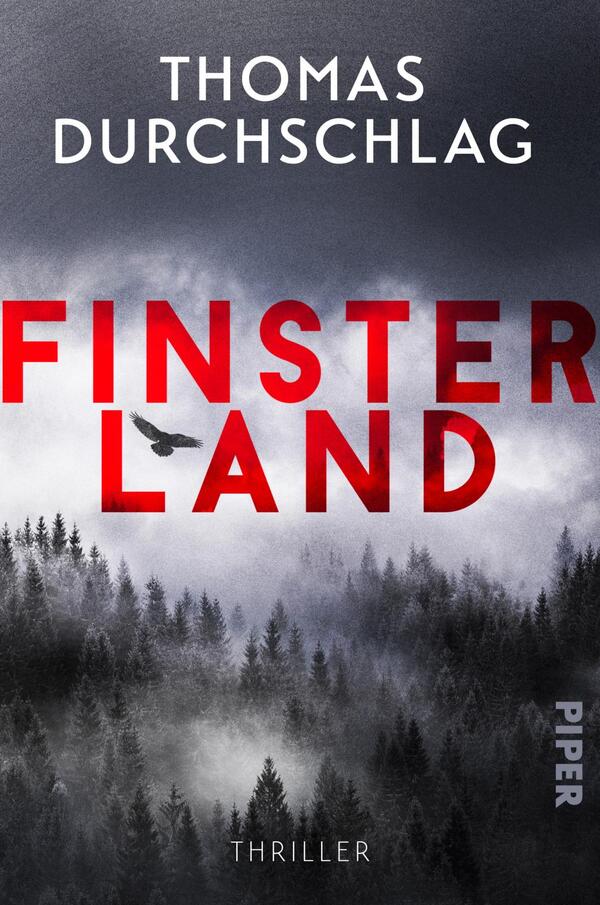 Das Buchcover zeigt den Autorennamen „THOMAS DURCHSCHLAG“ oben in weißer Großschrift, darunter den großen, fett gesetzten Titel „FINSTERLAND“ in kräftigem Rot. Im Hintergrund ein nebliger, dunkler Nadelwald in Grautönen, ein einzelner schwarzer Vogel fliegt quer durch die Titelschrift. Gesamteindruck düster, bedrohlich und atmosphärisch. Der Genreschriftzug „THRILLER“ erscheint klein und dezent in Weiß am unteren Rand.