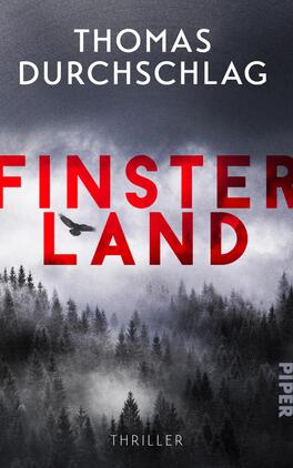 Das Buchcover zeigt den Autorennamen „THOMAS DURCHSCHLAG“ oben in weißer Großschrift, darunter den großen, fett gesetzten Titel „FINSTERLAND“ in kräftigem Rot. Im Hintergrund ein nebliger, dunkler Nadelwald in Grautönen, ein einzelner schwarzer Vogel fliegt quer durch die Titelschrift. Gesamteindruck düster, bedrohlich und atmosphärisch. Der Genreschriftzug „THRILLER“ erscheint klein und dezent in Weiß am unteren Rand.